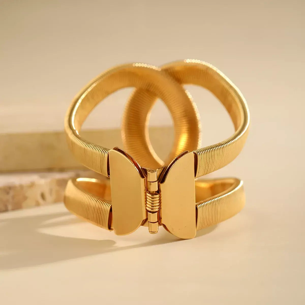 Twisted Buckle Bracelet | Golden